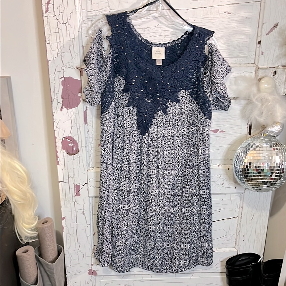KNOX ROSE Cold Shoulder Dress XXL Blue & White print w/ Applique collar. EUC